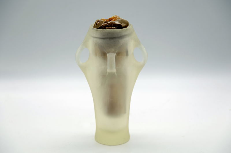 Sculpture ressemblant à un fleshlight en matière organique.