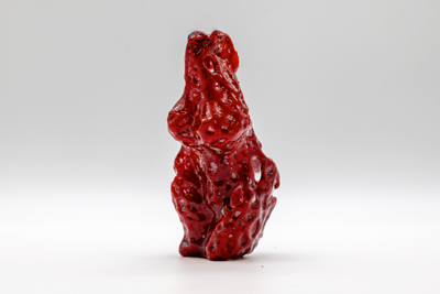 Sculpture rouge en matière organique.