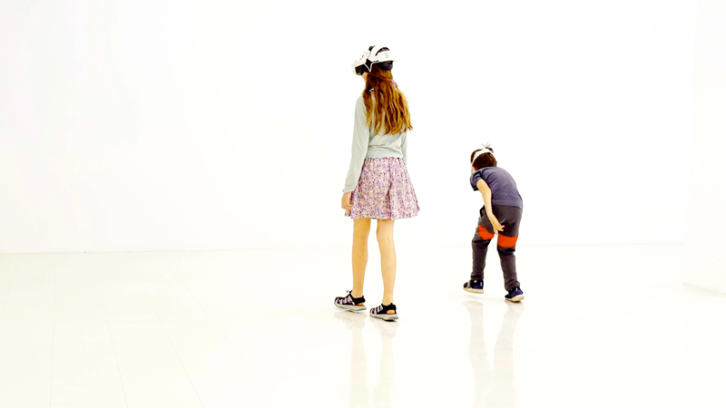 Deux enfants font l'expérience de la galerie inondée grâce aux casques VR.