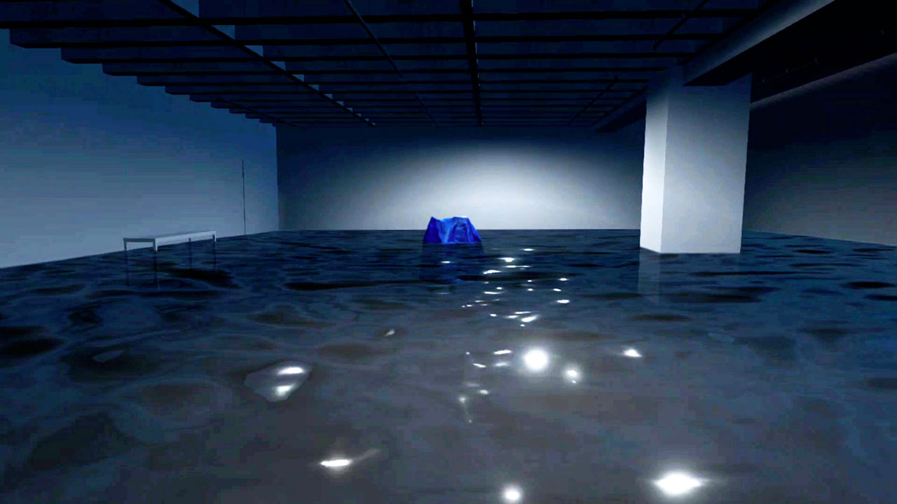 Une galerie d’art inondée, avec de l’eau couvrant tout le sol. Au centre, une petite tente bleue éclairée par un spot lumineux. À gauche, une structure métallique partiellement immergée. À droite, un pilier blanc. L’espace est sombre, avec des reflets lumineux sur l’eau.